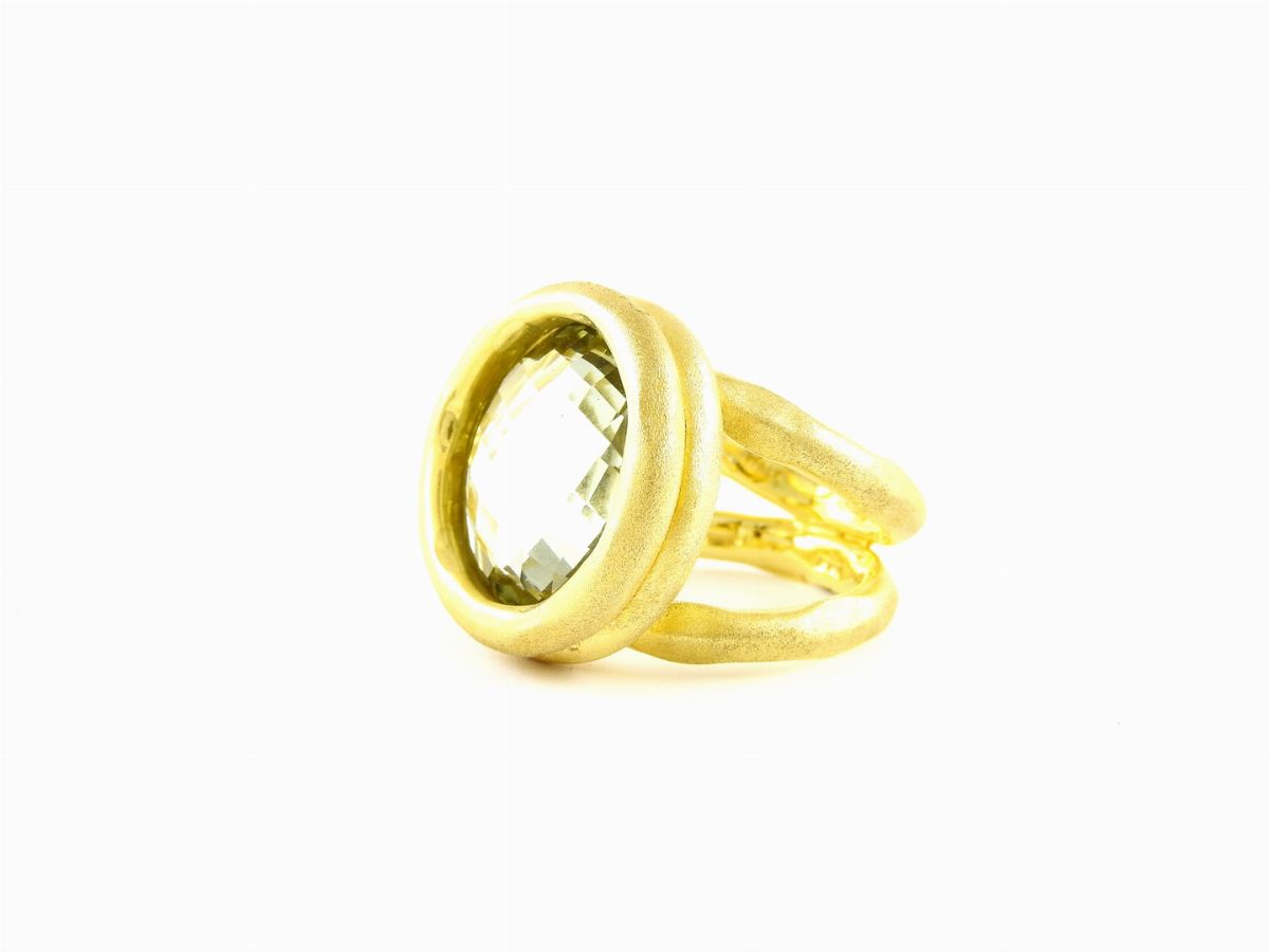 Anello Calgaro in Oro Giallo Satinato e Quarzo Prasio