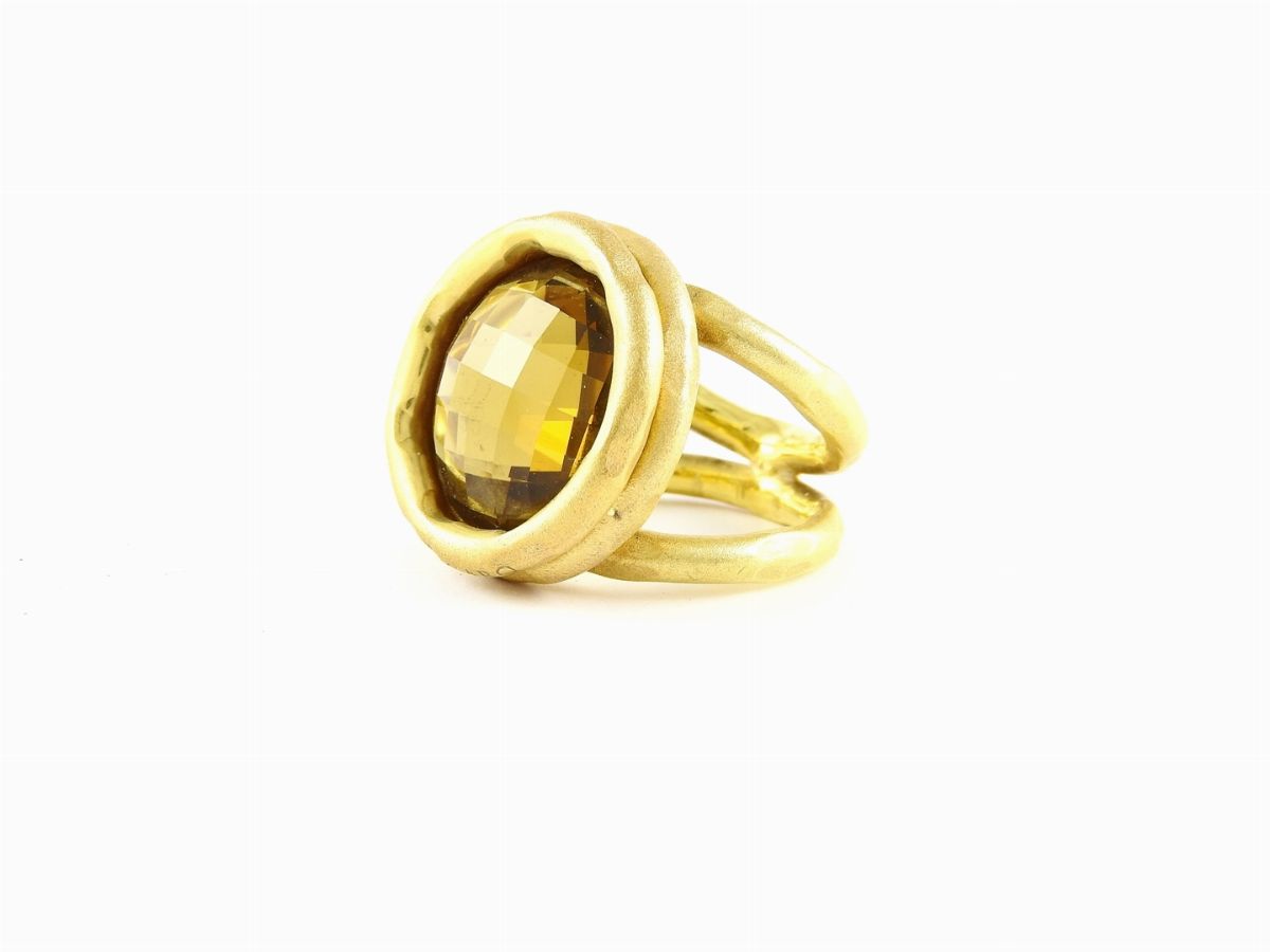Anello Calgaro in Oro Giallo Satinato con Quarzo Fumé