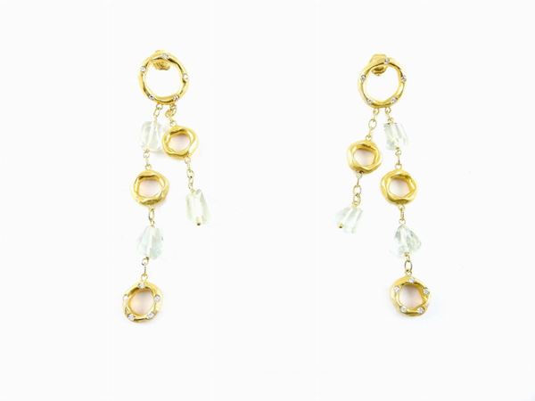 Satin yellow gold Calgaro ear pendants with diamonds and prase quartz