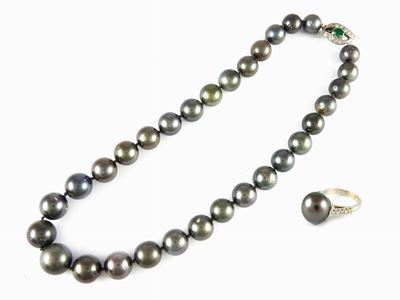 Demi Parure Collana e Anello in Oro Bianco, Perle Nere Tahiti, Diamanti e Smeraldo