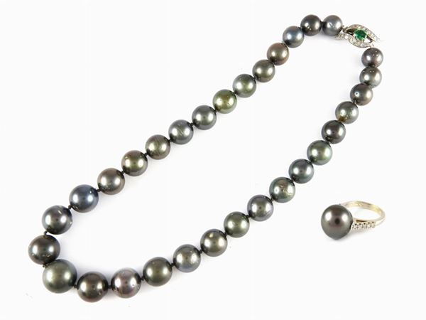 Demi parure of white gold necklace and ring with Tahiti black pearls, diamonds and emerald