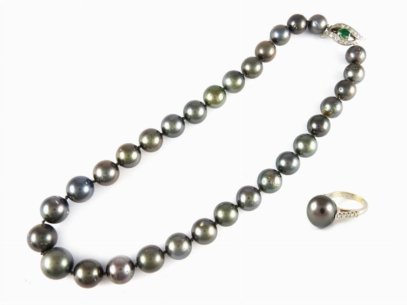 Demi Parure Collana e Anello in Oro Bianco, Perle Nere Tahiti, Diamanti e Smeraldo