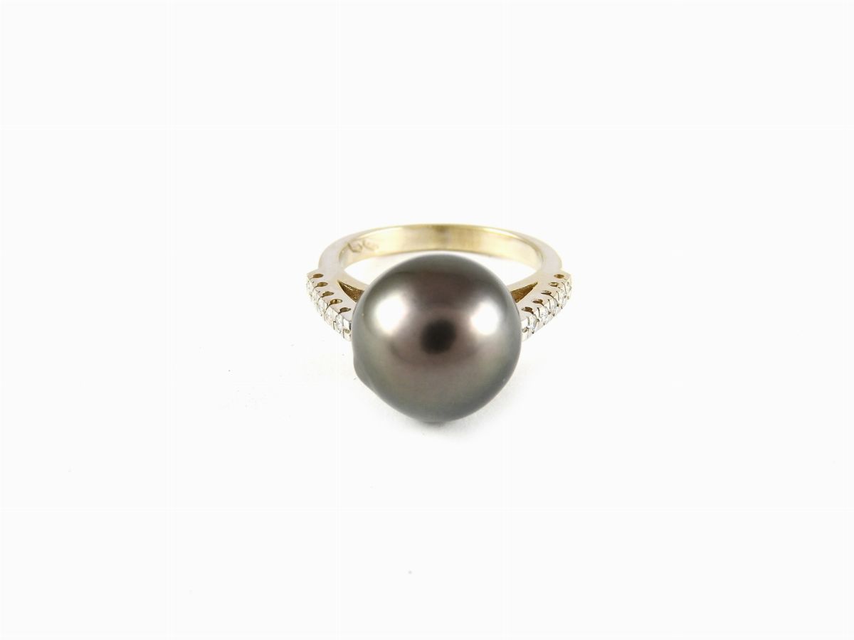 Demi Parure Collana e Anello in Oro Bianco, Perle Nere Tahiti, Diamanti e Smeraldo