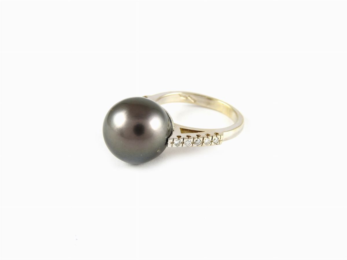 Demi Parure Collana e Anello in Oro Bianco, Perle Nere Tahiti, Diamanti e Smeraldo