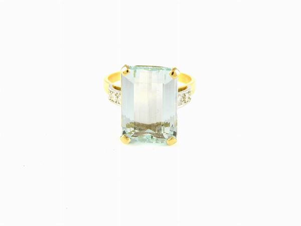 White and yellow gold ring with diamonds and aquamarine