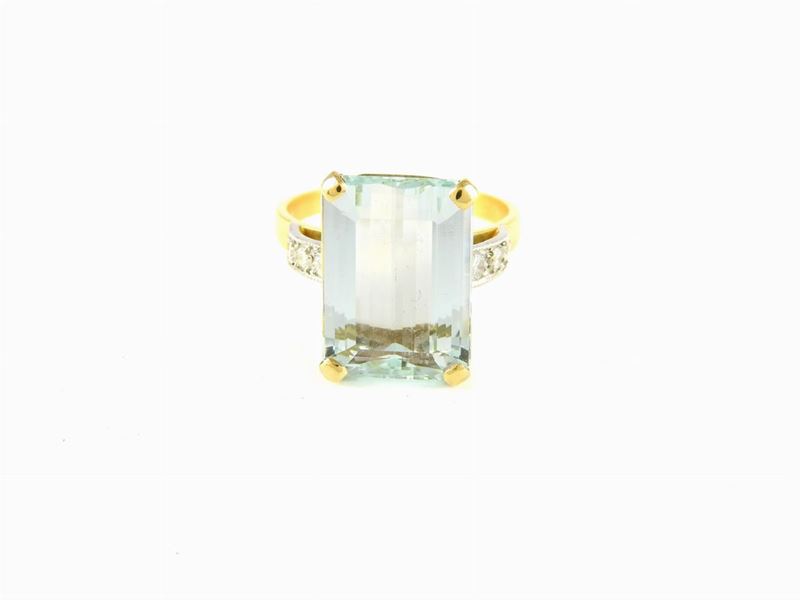 Anello in Oro Giallo e Bianco con Diamanti e Acquamarina
