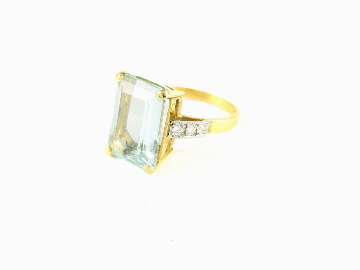 Anello in Oro Giallo e Bianco con Diamanti e Acquamarina