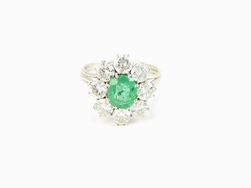 Anello a Margherita in Oro Bianco, Diamanti e Smeraldo
