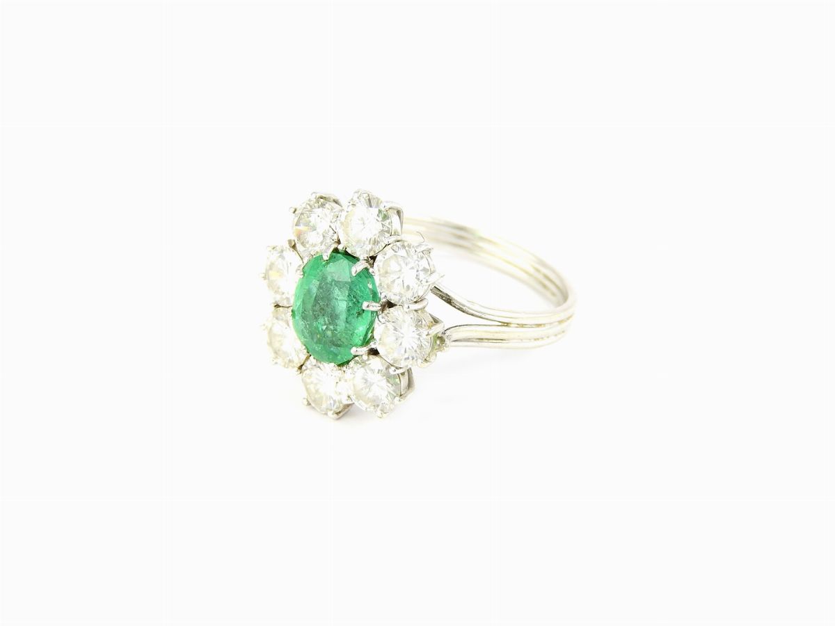Anello a Margherita in Oro Bianco, Diamanti e Smeraldo