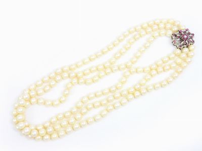Collana a Tre Fili di Perle Coltivate Akoya con Fermezza in Oro Bianco, Diamanti e Rubini