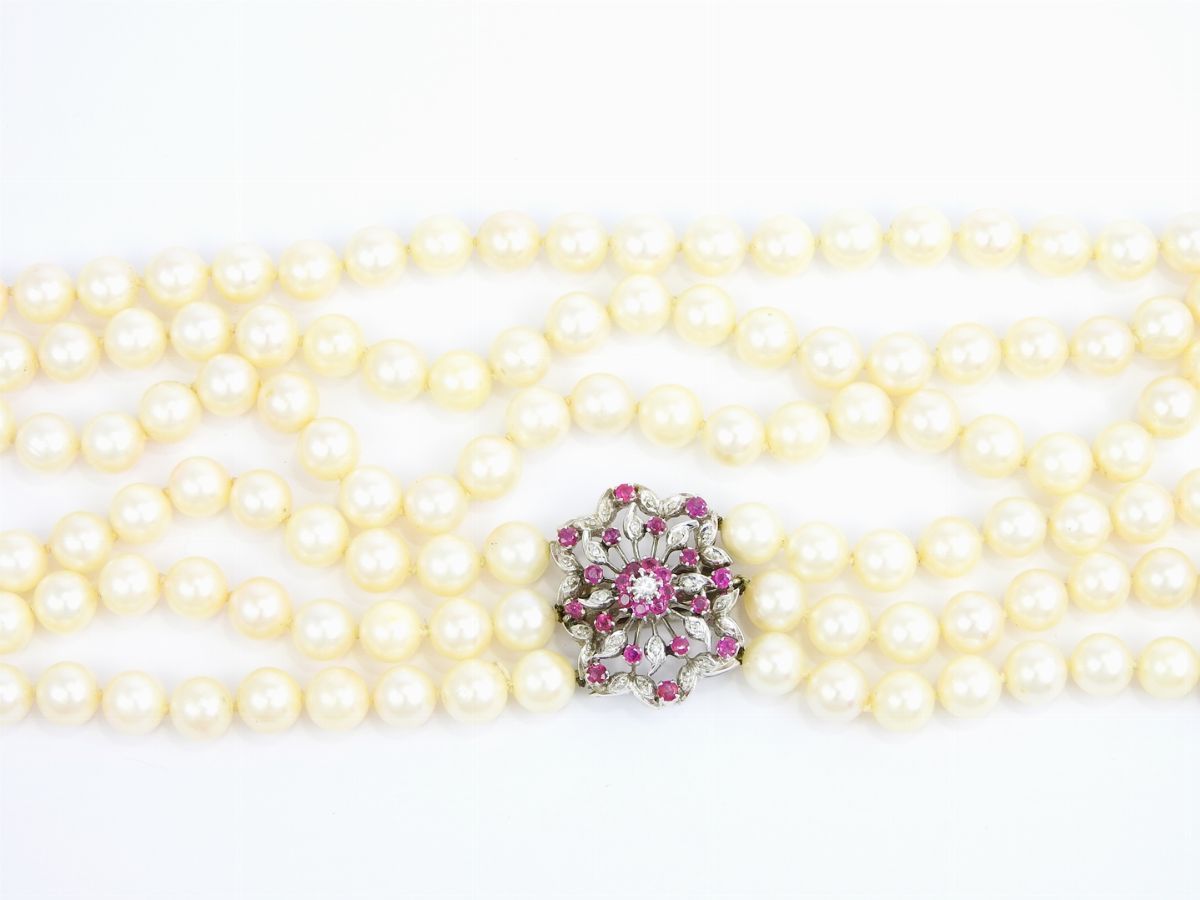 Collana a Tre Fili di Perle Coltivate Akoya con Fermezza in Oro Bianco, Diamanti e Rubini