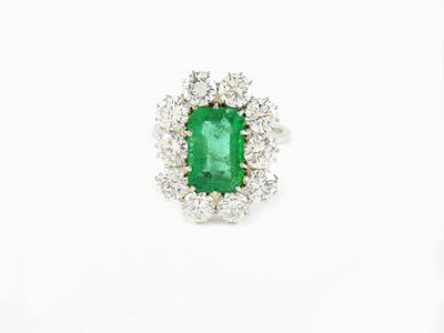 Anello in Oro Bianco a Margherita con Diamanti e Smeraldo
