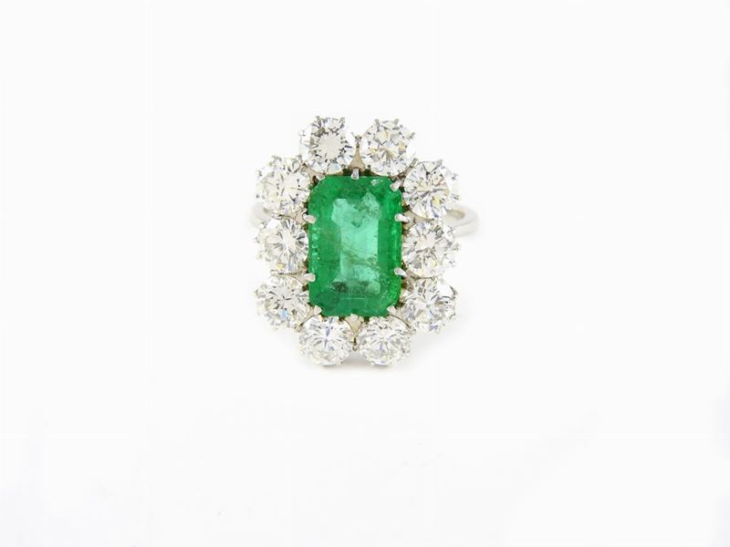 Anello in Oro Bianco a Margherita con Diamanti e Smeraldo
