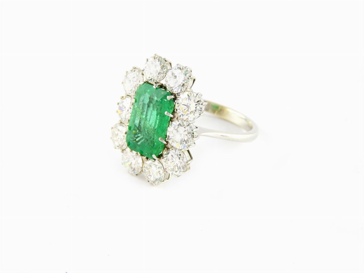 Anello in Oro Bianco a Margherita con Diamanti e Smeraldo
