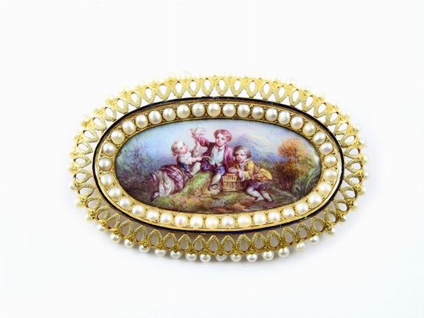 Spilla in oro giallo, perle, smalto e miniatura centrale