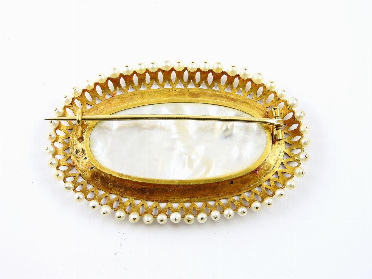Spilla in Oro Giallo, Perle, Smalto e Miniatura Centrale