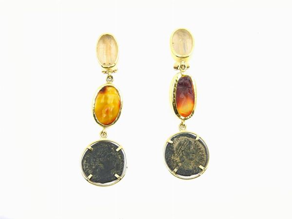 Yellow gold ear pendants with Roman coins and agates