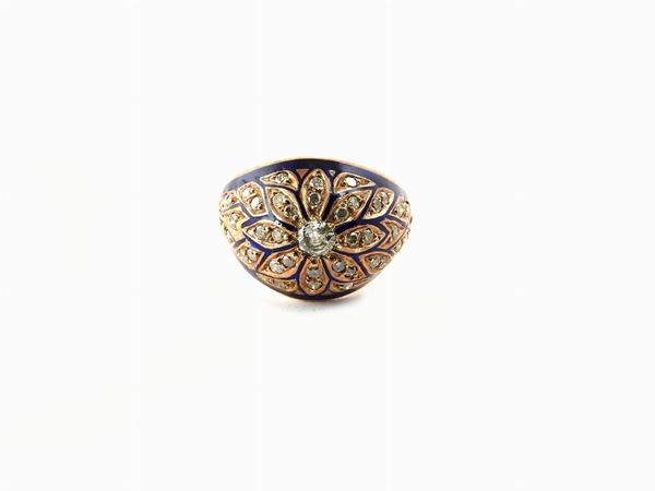 Low alloyed pink gold ring with diamonds and enamels
