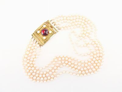 Collana a Cinque Fili di Perle Coltivate Akoya con Vecchia Fermezza in Oro Giallo a Bassa Lega