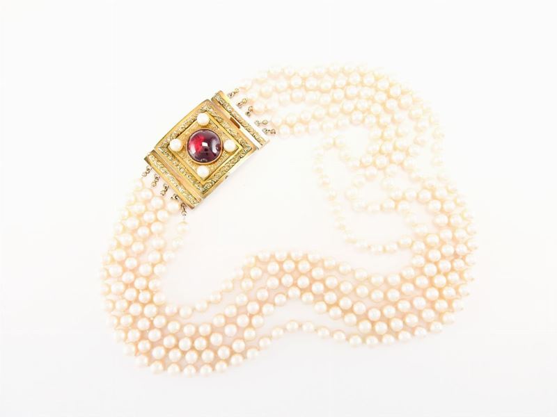 Collana a Cinque Fili di Perle Coltivate Akoya con Vecchia Fermezza in Oro Giallo a Bassa Lega