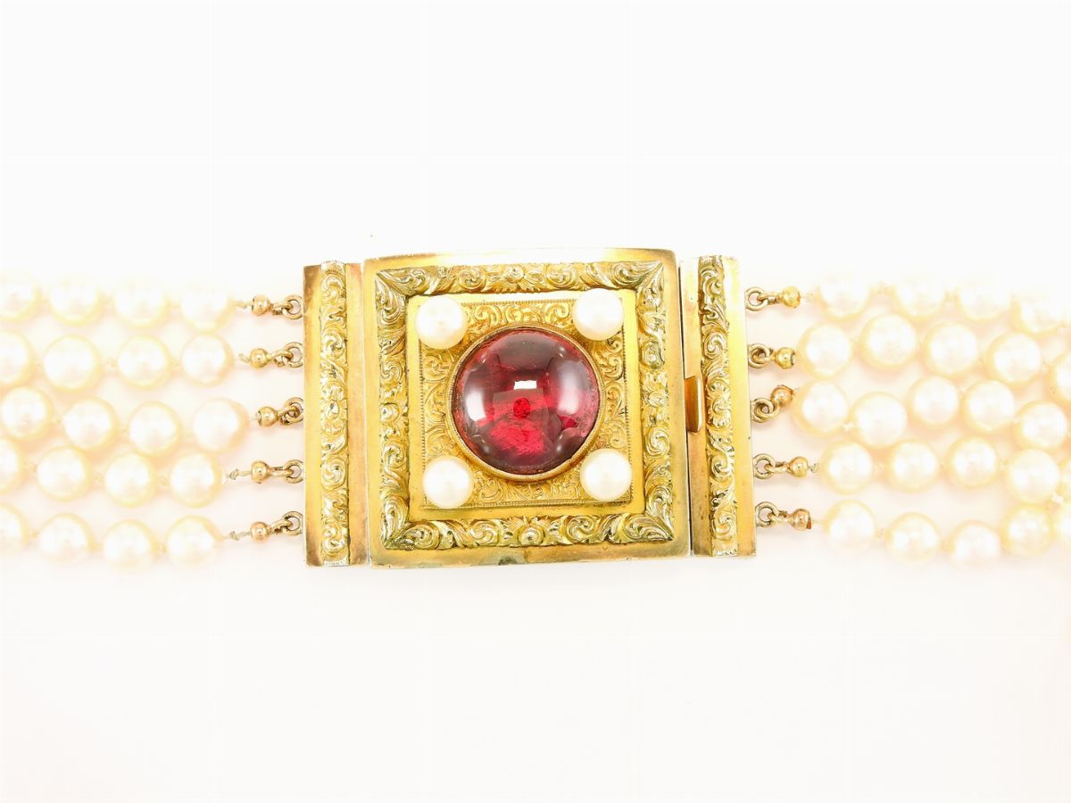 Collana a Cinque Fili di Perle Coltivate Akoya con Vecchia Fermezza in Oro Giallo a Bassa Lega