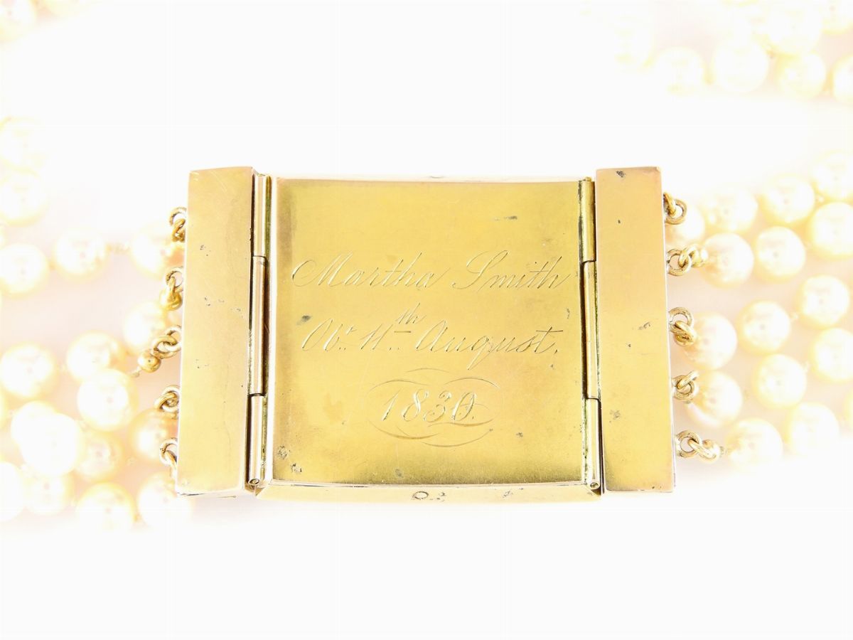 Collana a Cinque Fili di Perle Coltivate Akoya con Vecchia Fermezza in Oro Giallo a Bassa Lega