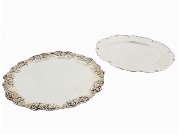 Due piatti rotondi in argento