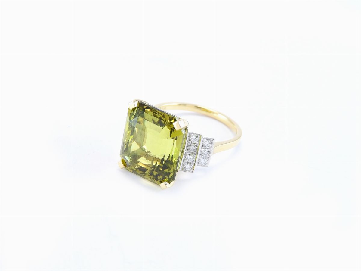 Anello in Oro Giallo con Diamanti e Crisoberillo