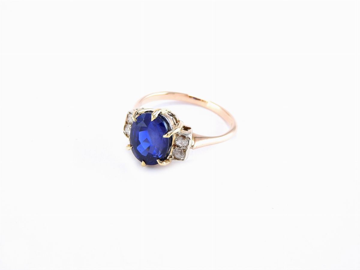 Anello in Oro Giallo con Zaffiro Naturale Birmano