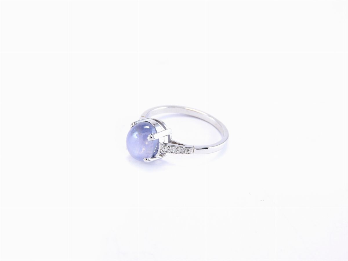 Anello in Oro Bianco con Zaffiro Asteria
