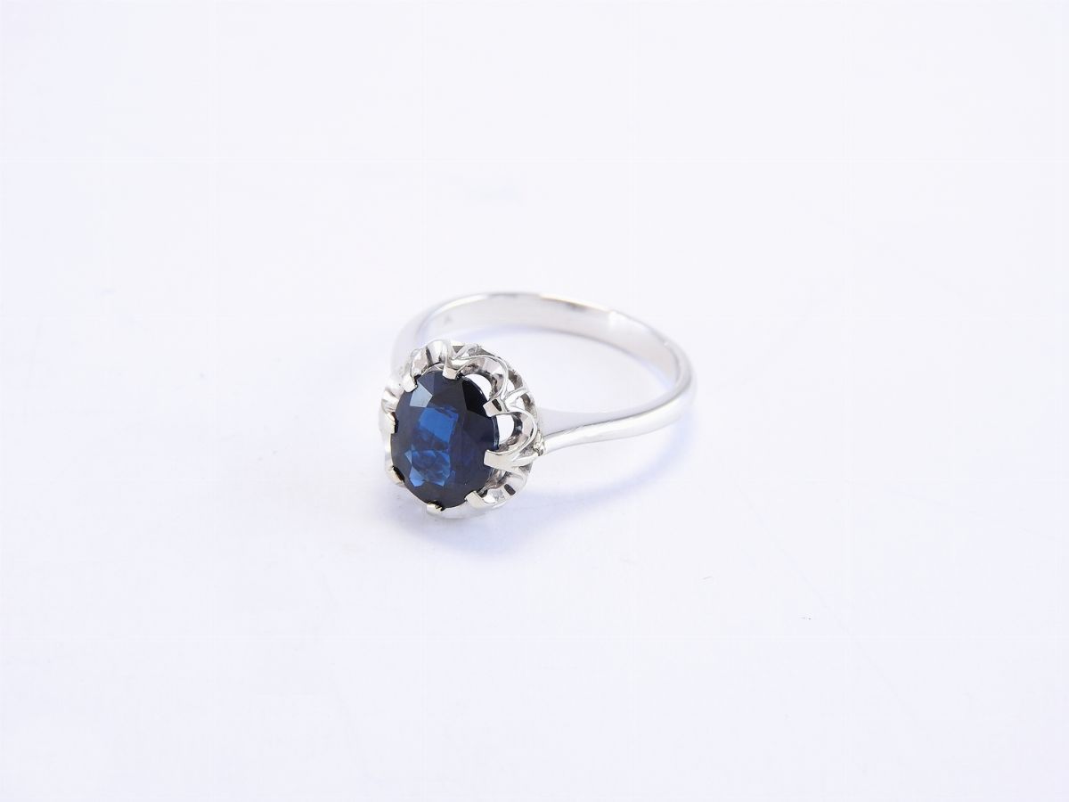 Anello in Oro Bianco con Zaffiro