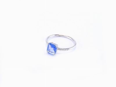 Anello in Oro Bianco con Diamanti e Zaffiro Naturale di Sri Lanka