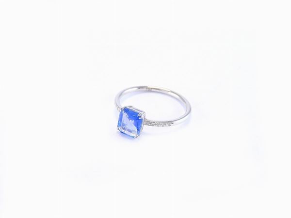 White gold ring with diamonds and Sri Lanka natural sapphire