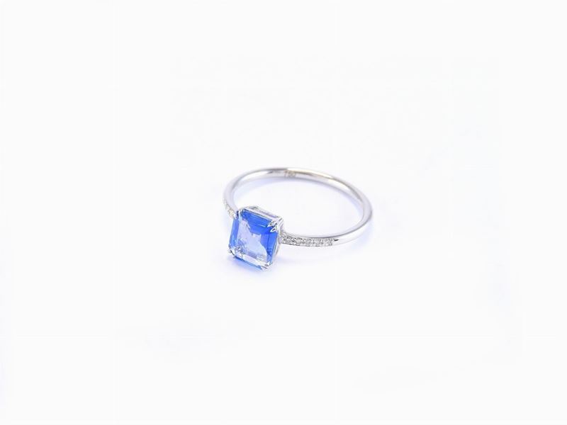 Anello in Oro Bianco con Diamanti e Zaffiro Naturale di Sri Lanka