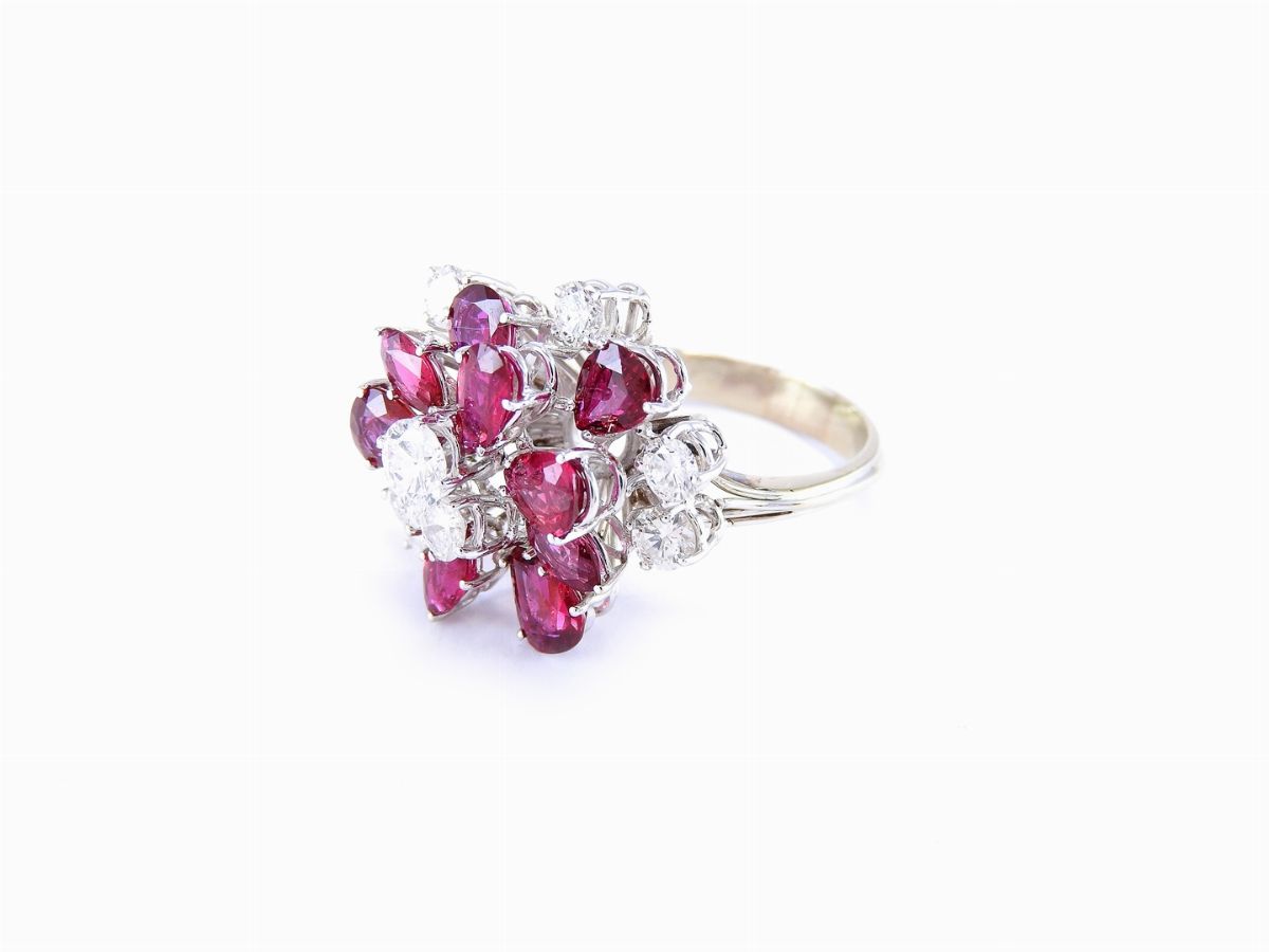 Anello in Oro Bianco, Diamanti e Rubini Naturali Thailandesi