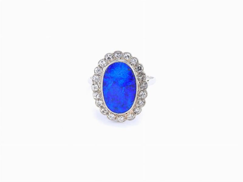 Anello a Margherita in Oro Bianco, Diamanti e Opale Nero Australiano