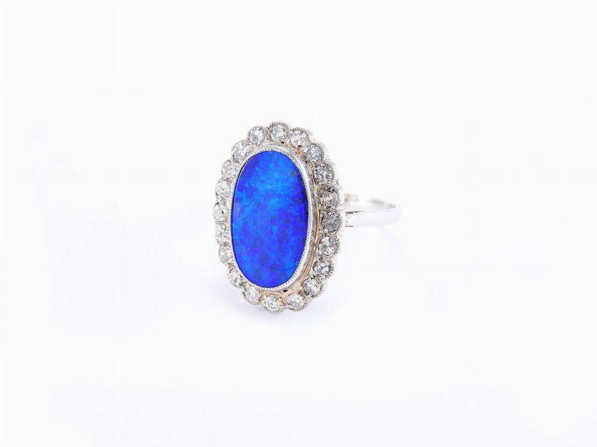 Anello a Margherita in Oro Bianco, Diamanti e Opale Nero Australiano