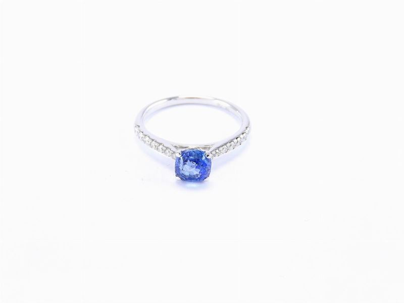 Anello in Oro Bianco con Diamanti e Zaffiro Naturale Sri Lanka