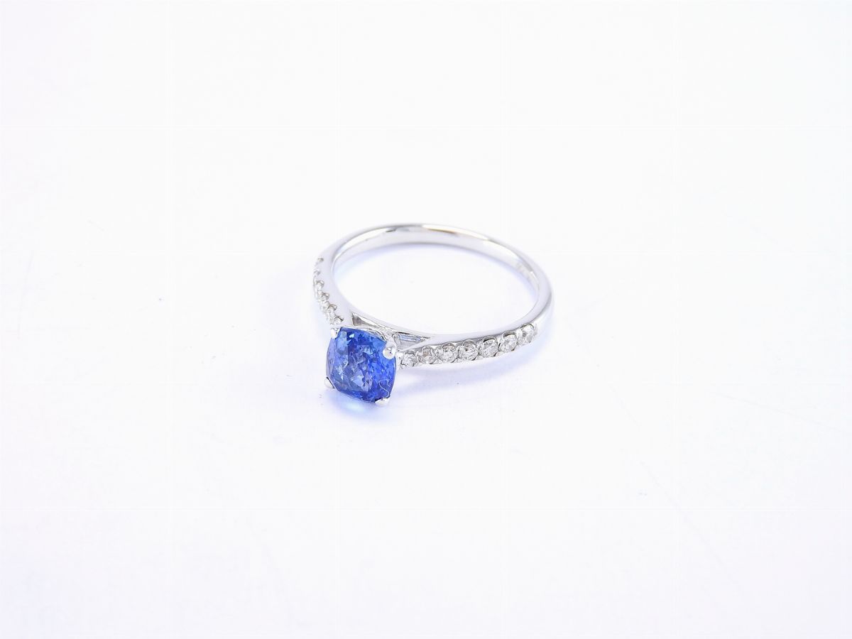 Anello in Oro Bianco con Diamanti e Zaffiro Naturale Sri Lanka