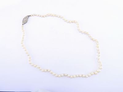 Girocollo Scalare di Perle Akoya con Fermezza in Oro Bianco e Diamanti