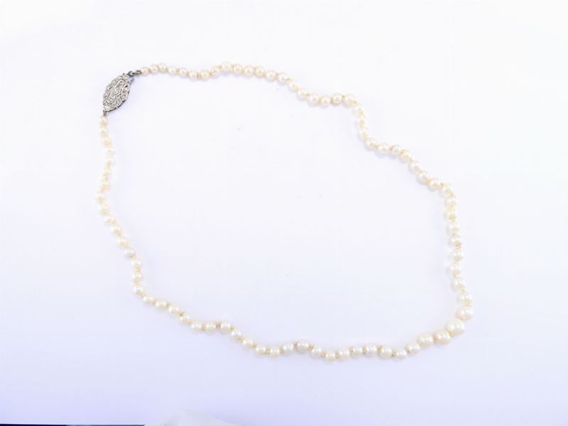 Girocollo Scalare di Perle Akoya con Fermezza in Oro Bianco e Diamanti