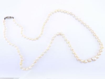 Collana Scalare di Perle Akoya con Fermezza in Oro Giallo e Diamanti
