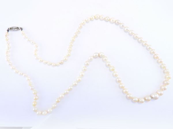Graduated Akoya pearls necklace with yellow gold clasp set with diamonds
