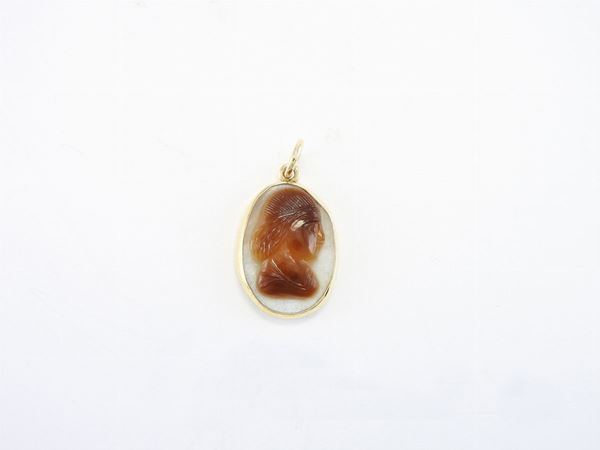 Yellow gold pendant with multicoloured agate cameo
