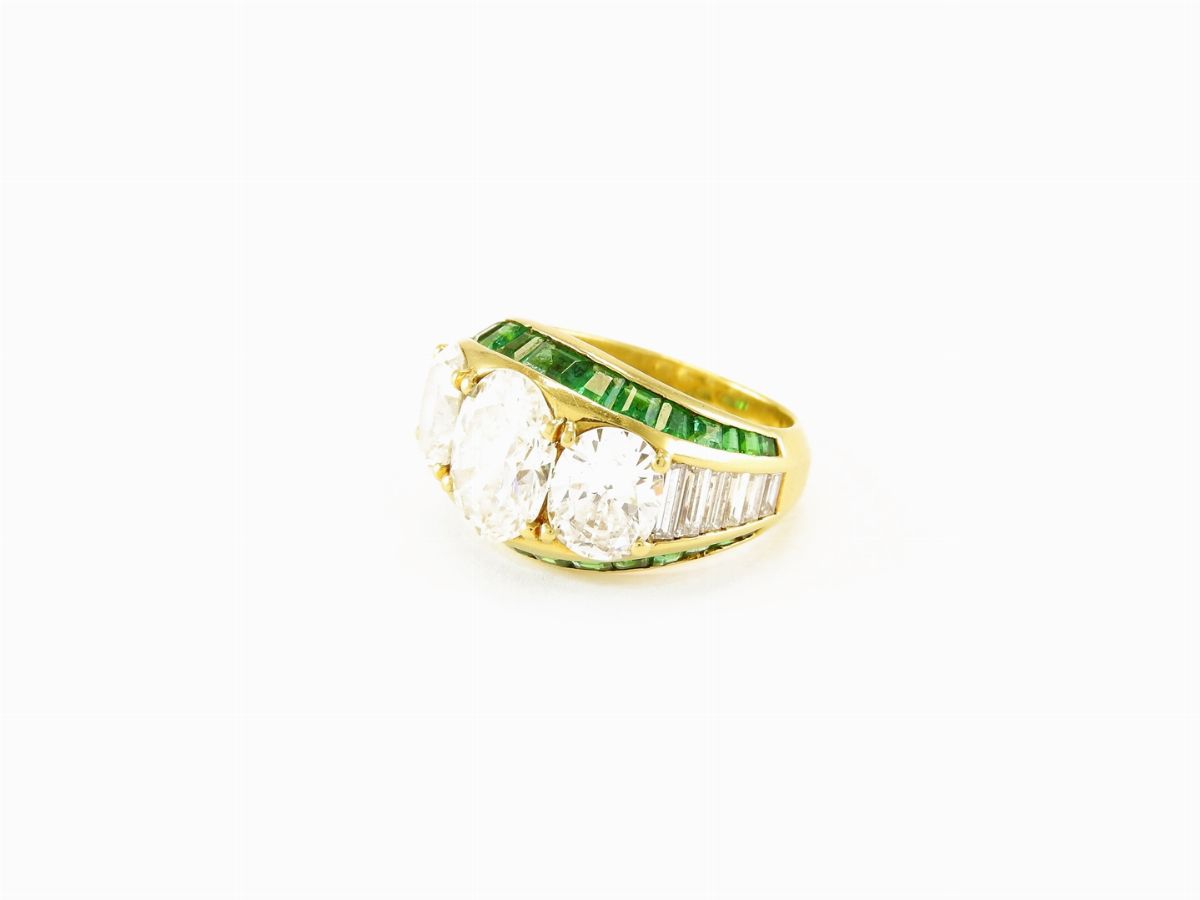 Anello a Fascia in Oro Giallo con Diamanti e Smeraldi
