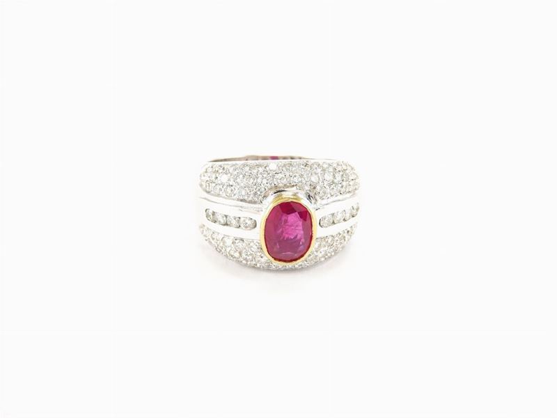 Anello a Fascia in Oro Bianco e Giallo con Diamanti e Rubino