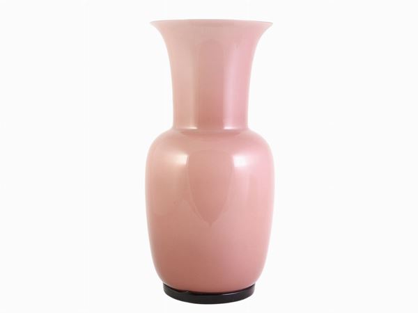 A Pink Glass Vase of the Series 'Opalini'  (Venini, 1985)  - Auction Furniture, Silver and Curiosities from a Roman House - I - Maison Bibelot - Casa d'Aste Firenze - Milano