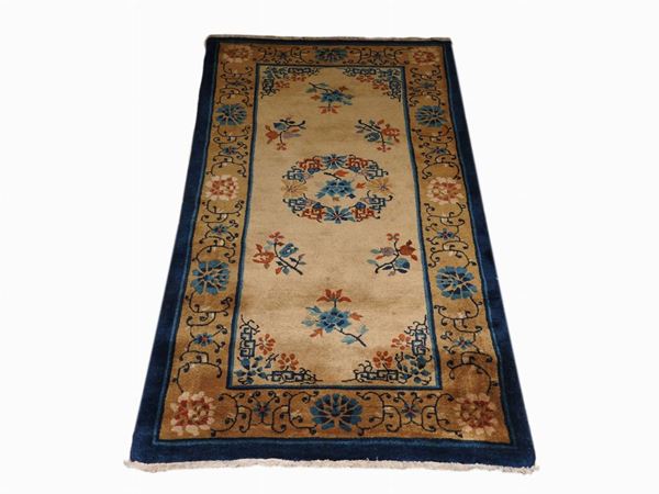 A Peking Carpet  (China, 1920s)  - Auction Furniture, Silver and Curiosities from a Roman House - I - Maison Bibelot - Casa d'Aste Firenze - Milano