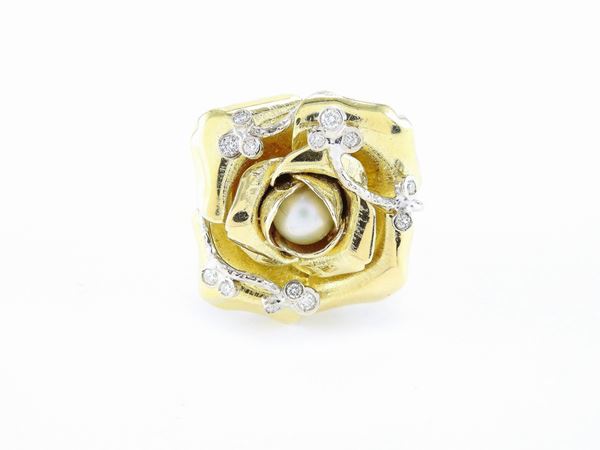 White and yellow gold ring with diamonds and Akoya cultured pearl