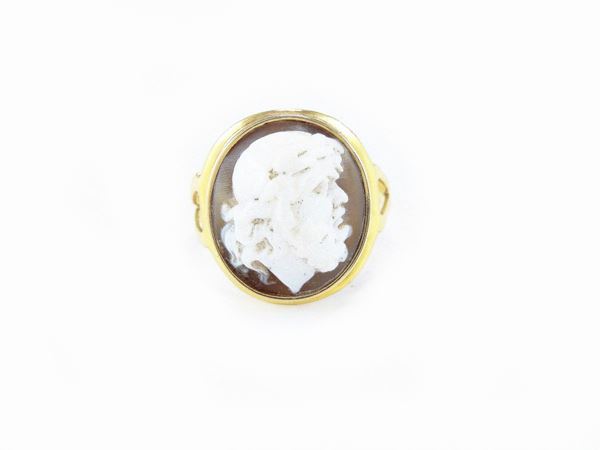 Yellow gold ring with seashell cameo